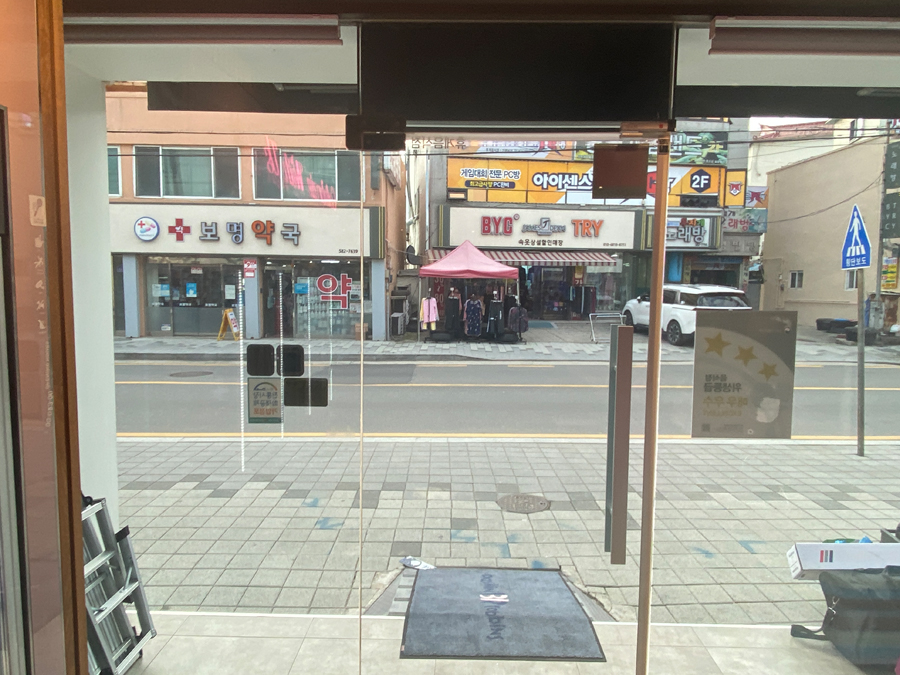 음식점 창문 썬팅 시공 사례 - 도로변 외부 시선 차단